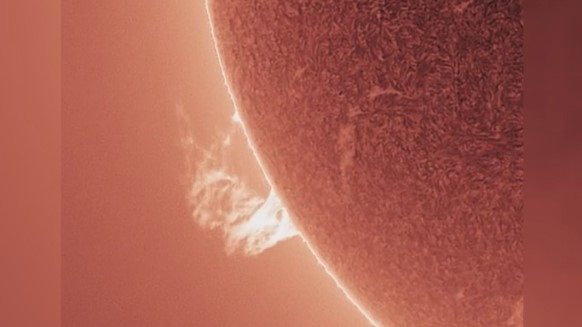 Силно слънчево изригване тази сутрин